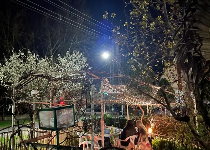 Sarokhaz בית הארחה 3*