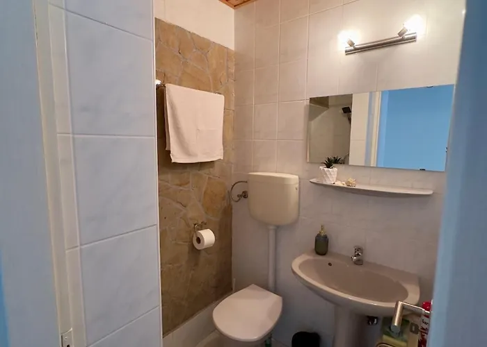 Sarokhaz בית הארחה 3*